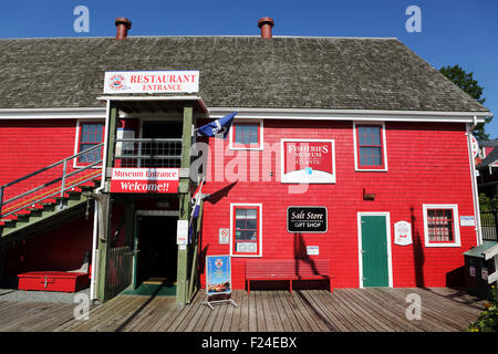 Le Musée des pêches de l'Atlantique à Lunenburg, en Nouvelle-Écosse, Canada. Le bâtiment en bois se dresse sur le bord de l'eau des poissons Banque D'Images