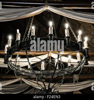 Chandelier en fer rond dans une vieille taverne. Banque D'Images