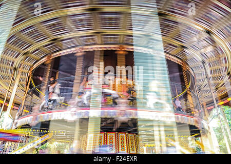 Flou de mouvement vintage merry-go-round carrousel. Banque D'Images