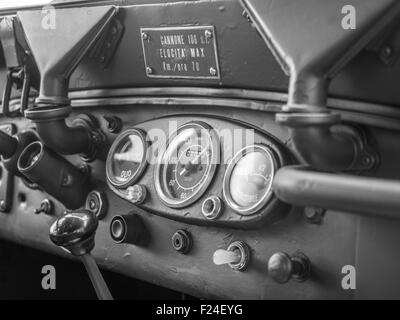 Tableau de bord d'une vieille jeep militaire vert. Banque D'Images