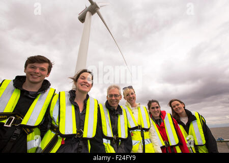 Les visiteurs de Gunfleet Sands parc éolien offshore qui est détenu et géré par Dong Energy. Il se compose de 48 éoliennes off Brightlingsea dans l'Essex, au Royaume-Uni, et a une capacité de 172 MW, assez pour alimenter 125 000 foyers Banque D'Images