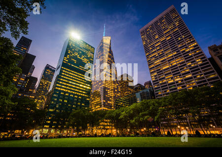 Gratte-ciel de Midtown de nuit, vu à Bryant Park à Manhattan, New York. Banque D'Images