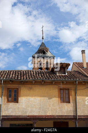 Stork Nest sur le clocher de l'église Banque D'Images