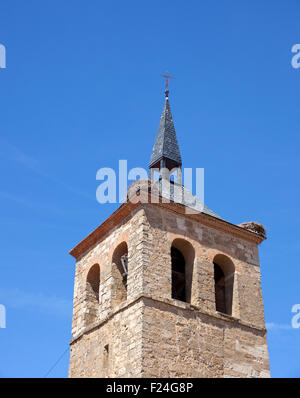 Stork Nest sur le clocher de l'église Banque D'Images