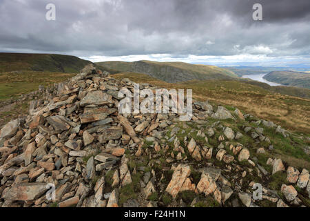 L'été, cairn du sommet de Bell est tombé malade Mardale, Parc National de Lake District, Cumbria, England, UK. Banque D'Images