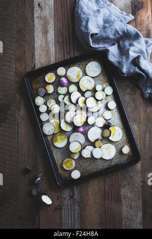 La plaque de cuisson avec des morceaux d'aubergine japonaise. Banque D'Images