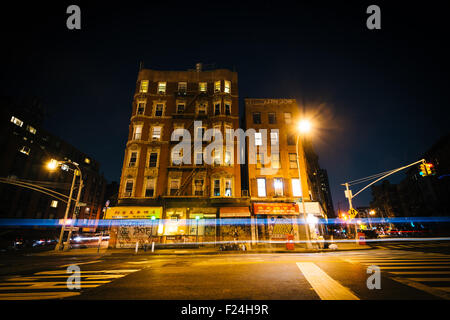 Bâtiments sur la rue Rutgers pendant la nuit, dans le Lower East Side, Manhattan, New York. Banque D'Images