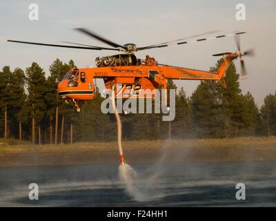 Un hélicoptère S-64 Erickson Air-Crane tire une charge d'eau de lutte contre l'incendie dans le complexe Wenatchee Wenatchee Forêt nationale d'Okanogan, 1 octobre 2012 à Wenatchee, Washington. Banque D'Images