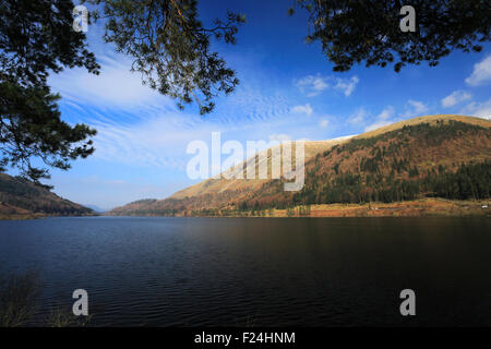 Printemps, les réflexions dans Thirlmere réservoir, Parc National de Lake District, Cumbria, England, UK Banque D'Images