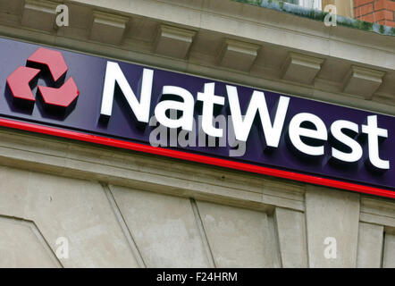 Logo et inscription sur une branche du banque NatWest, Londres Banque D'Images