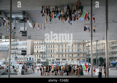 Le Vieux Port d'un pavillon couvert en miroir sur le port, Marseille, France Banque D'Images