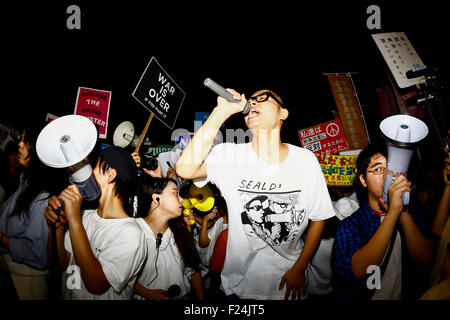 Membre de l'action d'urgence pour les élèves de la démocratie libérale (SEALDs) chants lors d'une manifestation contre le plan affectif a proposé de nouvelles lois devant le Parlement national le 11 septembre 2015, Tokyo, Japon. Selon les organisateurs, plus de 10 000 étudiants, des jeunes, des universitaires, des travailleurs et des retraités, s'est joint à la manifestation pour exprimer leur opposition à l'abe gouvernement. Le premier ministre Shinzo Abe se prépare à officialiser le ''réinterprétation constitutionnel'' par le parlement d'autoriser le Japon Forces d'Autodéfense pour combattre sur le sol d'outre-mer. (Photo de Rodrigo Re Banque D'Images