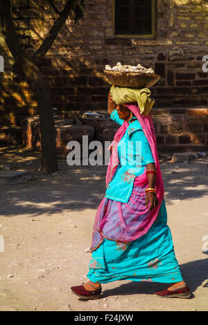 Une femme indienne travailleur de la construction, manoeuvre dans l'exercice de la charge de frais généraux, sari à travailler. Banque D'Images