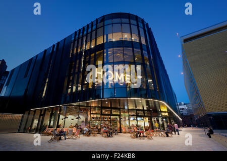 Centre d'accueil pour l'art contemporain, performance, théâtre et cinéma situé dans Tony Wilson Square, centre de Manchester dans la nuit. Banque D'Images