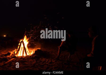 Feu de camp dans le désert sur une nuit d'hiver Banque D'Images