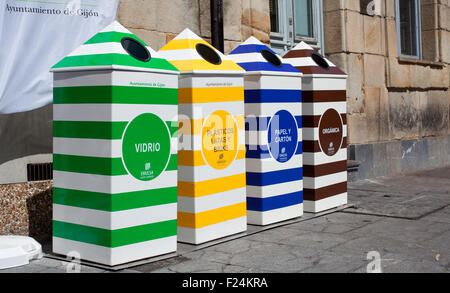 Quatre conteneurs pour le recyclage du papier, métal, plastique et verre - Gijon, Asturies Banque D'Images