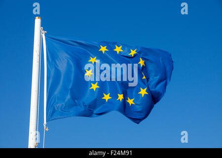 Le drapeau de l'Union européenne devant un ciel bleu Banque D'Images