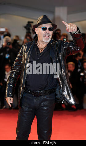 (150911) -- Venise, 11 septembre 2015 (Xinhua) -- L'Italien rock star Vasco Rossi participe à une première mondiale de 'Vostro Amor" au 72e Festival du Film de Venise à l'île du Lido à Venise, Italie, le 11 septembre 2015. (Xinhua/Ye Pingfan) Banque D'Images