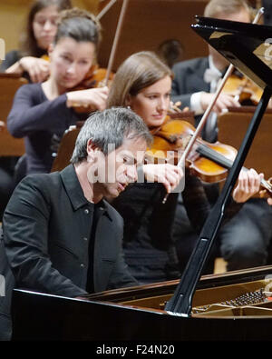 Prague, République tchèque. Sep 11, 2015. Le pianiste polonais Piotr Anderszewski se produit avec l'Orchestre Philharmonique Tchèque pendant le concert du Festival Prague Dvorak à Prague, République tchèque, le 11 septembre 2015. © Michal Dolezal/CTK Photo/Alamy Live News Banque D'Images