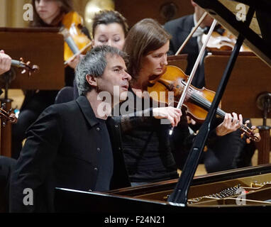 Prague, République tchèque. Sep 11, 2015. Le pianiste polonais Piotr Anderszewski se produit avec l'Orchestre Philharmonique Tchèque pendant le concert du Festival Prague Dvorak à Prague, République tchèque, le 11 septembre 2015. © Michal Dolezal/CTK Photo/Alamy Live News Banque D'Images