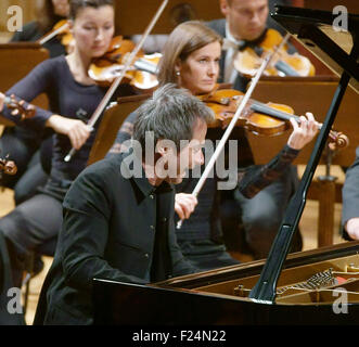 Prague, République tchèque. Sep 11, 2015. Le pianiste polonais Piotr Anderszewski se produit avec l'Orchestre Philharmonique Tchèque pendant le concert du Festival Prague Dvorak à Prague, République tchèque, le 11 septembre 2015. © Michal Dolezal/CTK Photo/Alamy Live News Banque D'Images