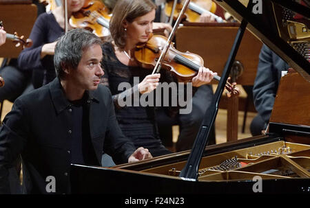 Prague, République tchèque. Sep 11, 2015. Le pianiste polonais Piotr Anderszewski se produit avec l'Orchestre Philharmonique Tchèque pendant le concert du Festival Prague Dvorak à Prague, République tchèque, le 11 septembre 2015. © Michal Dolezal/CTK Photo/Alamy Live News Banque D'Images