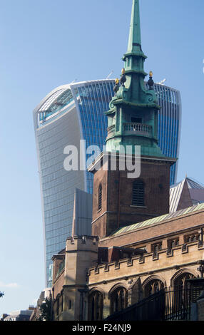 All Hallows par la tour clocher de l'église tour avec talkie walkie gratte-ciel en arrière-plan vieux et nouveaux repères sur skyline City Banque D'Images