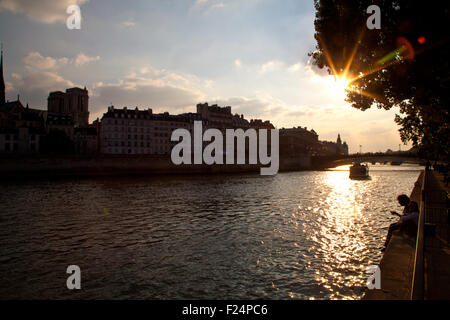 Dotre Dame de Paris au crépuscule Banque D'Images