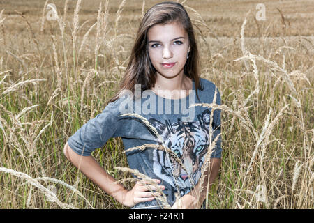 Jeune belle fille en t-shirt sur prairie, belle fille adolescent 16 jeune adolescente en robe d'été Banque D'Images