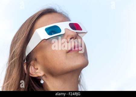 Jeune fille avec lunettes 3D teeneger style de vie, 15-16 ans Banque D'Images