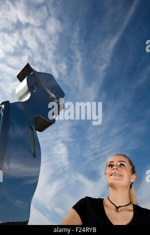 LS Lowry 'Matchstick Man' statue dévoilée à Knott, fin 11ème Sep 2015. Ella Penswick âgés de 17 de Knott, admire la nouvelle LS Lowry 'Matchstick Men' statue. Le célèbre artiste a été rappelé avec une statue de l'un de ses hommes d'allumette peinte célèbre et son chien, inclus dans plusieurs de Lowry's peintures. La statue, qui a été faite par le designer Tom Elliot architectural de l'entreprise M-tec, est en acier inoxydable s'élève à plus de 5 pi de hauteur. Credit : Cernan Elias/Alamy Live News Banque D'Images