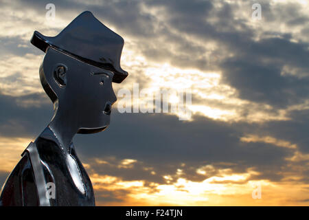 LS Lowry 'Matchstick Man' statue dévoilée à Knott, fin 11ème Sep 2015. Le célèbre artiste a été rappelé avec une statue de l'un de ses hommes d'allumette peinte célèbre et son chien, inclus dans plusieurs de Lowry's peintures. La statue, qui a été faite par le designer Tom Elliot architectural de l'entreprise M-tec, est en acier inoxydable s'élève à plus de 5 pi de hauteur. Credit : Cernan Elias/Alamy Live News Banque D'Images