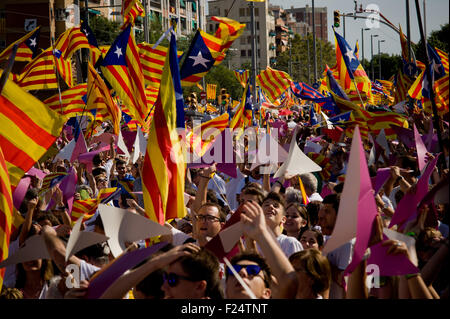Des milliers de personnes agitant 'Esteladas' (drapeau indépendantiste catalan) dans La Meridiana Avenue de Barcelone. Banque D'Images