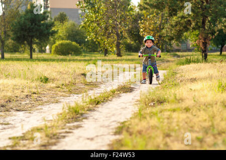 L'enfant de rouler à vélo Banque D'Images