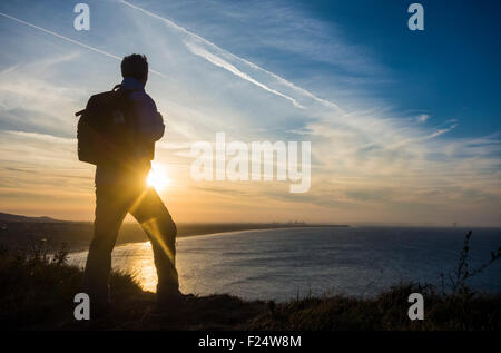 Sawai madhopur, Yorkshire, UK. Sep 11, 2015. Météo : Walker sur le Cleveland Way sentier des douaniers sur les falaises ( parmi les plus élevés en Angleterre sur ce tronçon de la côte du Yorkshire ) au-dessus de Dharamsala à profiter du soleil de fin d'après-midi à la fin d'une magnifique journée sur la côte du Yorkshire du Nord. La pluie devrait balayer dans une grande partie de la Grande-Bretagne dans l'Atlantique le vendredi et samedi. Credit : Alan Dawson News/Alamy Live News Banque D'Images