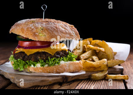 Ciabatta maison Burger de boeuf au poivre et frites maison Banque D'Images