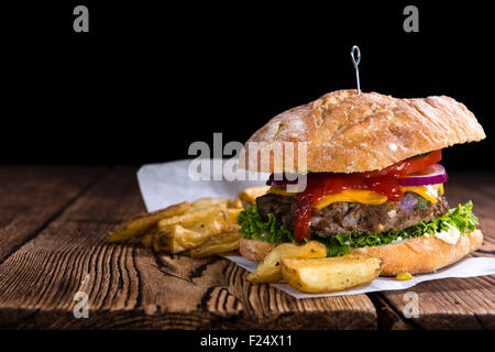 Ciabatta maison burger au fromage fondu et des frites Banque D'Images