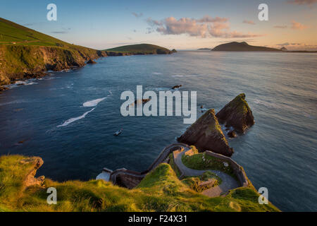 Coucher de soleil sur la route venteuse à Dunquin, port de Dunquin, comté de Kerry, Irlande Banque D'Images