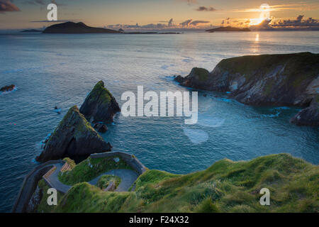 Coucher de soleil sur la route venteuse à Dunquin, port de Dunquin, comté de Kerry, Irlande Banque D'Images