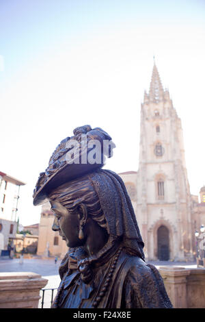 La Regenta, statue en bronze de la ville de Oviedo - Asturies, Espagne Banque D'Images