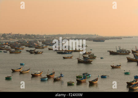 Bateaux de pêche dans le port de Mui Ne, Vietnam Banque D'Images