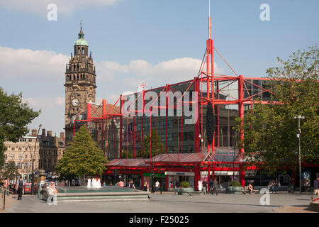 Sheffield Fargate,modernes à la façade de verre shopping center et old town hall, South Yorkshire, Angleterre Banque D'Images