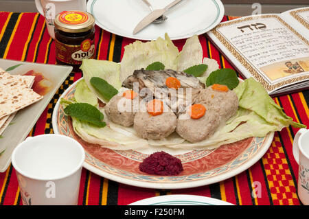 Nageait dans les poissons avec la carotte. Un plat de fête traditionnel juif Askenazi de croquettes de poisson poché fabriqué à partir d'un mélange de terre debon Banque D'Images