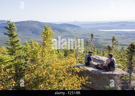 Millinocket, Maine, USA. 12Th Mar, 2015. Les randonneurs reste sur l'Hélon Taylor Trail le long de la voie à la très populaire 5 267 pieds de Baxter sommet du mont Katahdin, la plus haute montagne du Maine, dans la région de Baxter State Park dans le Maine. Sommet sur le mont Katahdin Baxter est le terminus nord de l'Appalachian Trail. © Nicolas Czarnecki/ZUMA/Alamy Fil Live News Banque D'Images