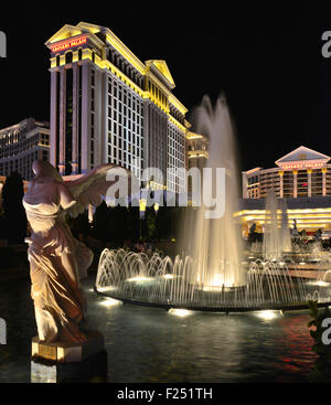 Coulisses le long de la bande de Vegas en face de la fameuse Caesar's Palace à Las Vegas, Nevada Banque D'Images