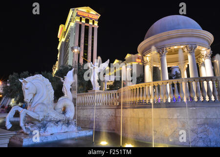 Coulisses le long de la bande de Vegas en face de la fameuse Caesar's Palace à Las Vegas, Nevada Banque D'Images