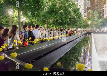 New York, New York, USA. Sep 11, 2015. Les gens se rassemblent au mémorial du 11 septembre à New York le 11 septembre 2015 pour le 14e anniversaire des attaques terroristes du 11 septembre 2001. Crédit : Richard Levine/Alamy Live News Banque D'Images