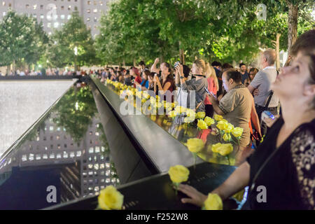 New York, New York, USA. Sep 11, 2015. Les gens se rassemblent au mémorial du 11 septembre à New York le 11 septembre 2015 pour le 14e anniversaire des attaques terroristes du 11 septembre 2001. Crédit : Richard Levine/Alamy Live News Banque D'Images