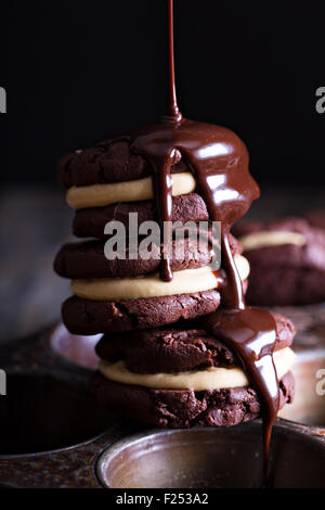 Cookies brownie au chocolat avec du beurre d'arachide le remplissage Banque D'Images