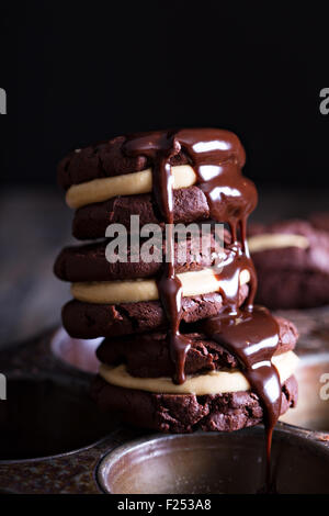 Cookies brownie au chocolat avec du beurre d'arachide le remplissage Banque D'Images